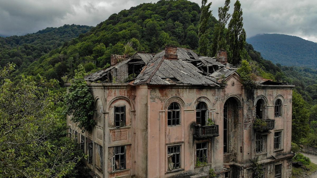 FOTO: Postsovětská Abcházie. Z některých jejích míst běhá mráz po zádech